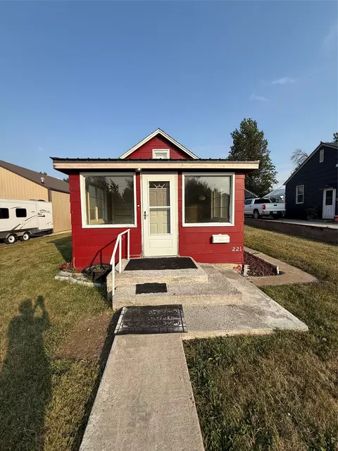 221 4th Ave SE, Cut Bank, MT 59427