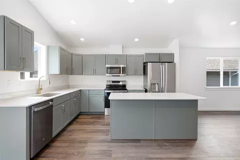 Kitchen - 524 Eagle Valley Dr, Kalispell, MT 59901 photo 4 of 5