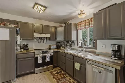 Kitchen - 19525 E Mullan Rd, Clinton, MT 59825 photo 4 of 5