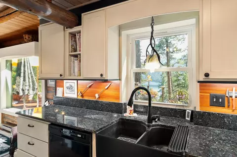 Kitchen - 14259 Sunburst Dr, Bigfork, MT 59911 photo 3 of 4
