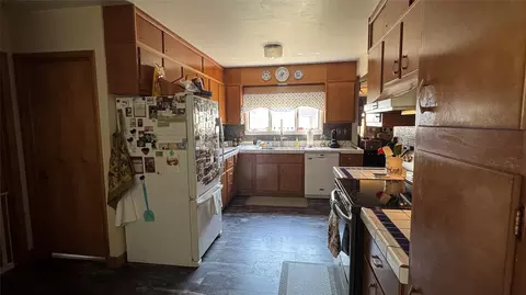 Kitchen - 713 3rd Ave, Big Sandy, MT 59520 photo 3 of 4