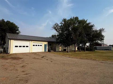 Exterior - 713 3rd Ave, Big Sandy, MT 59520 photo 3 of 6