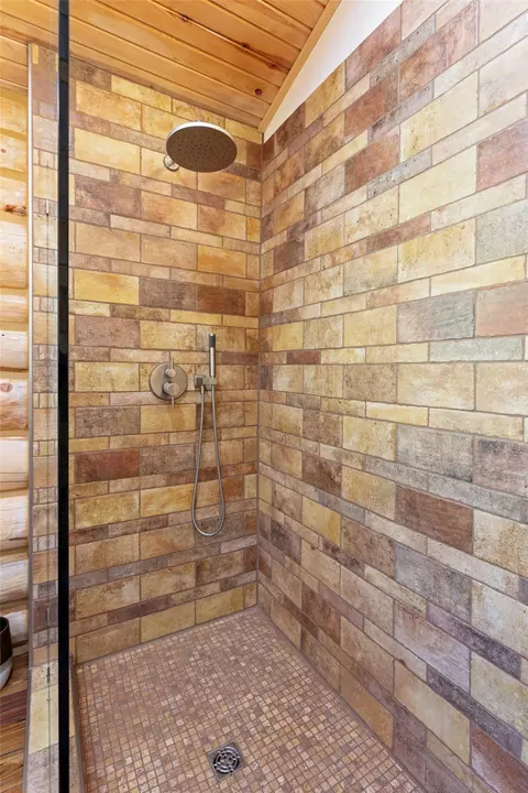 Bath - 5769 Serenity Ln, Conner, MT 59827 photo 3 of 7