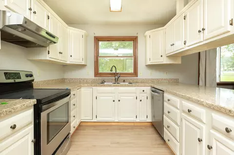 Kitchen - 904 S Shoshone Loop, Hamilton, MT 59840 photo 2 of 3