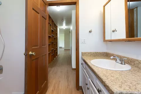 Bath - 904 S Shoshone Loop, Hamilton, MT 59840 photo 2 of 4