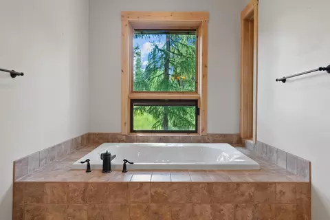Bath - 20 Bitterroot Cove Ct, Marion, MT 59925 photo 4 of 6