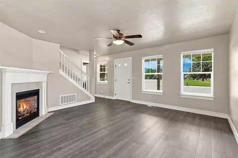Living - 121 Silverberry St, Hamilton, MT 59840 photo 3 of 4