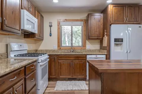 Kitchen - 331 Peaceful Dr, Bigfork, MT 59911 photo 6 of 8