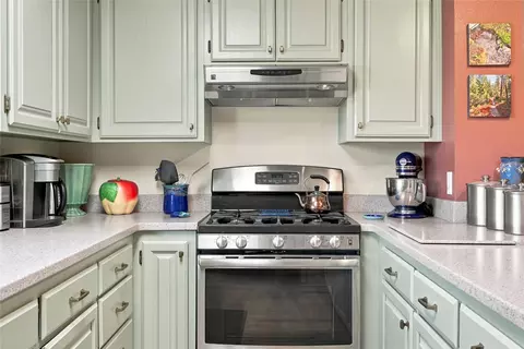 Kitchen - 1170 Pine St, Hamilton, MT 59840 photo 2 of 5