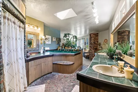 Bath - 1396 Thunder Rd, Arlee, MT 59821 photo 2 of 4