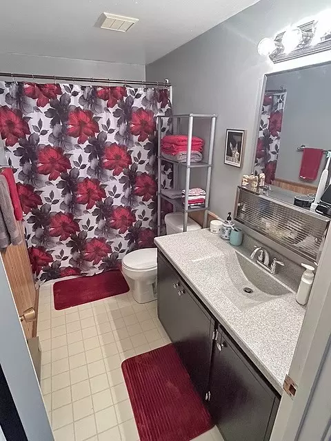 Bath - 1408 Idaho Ave, Libby, MT 59923 photo 3 of 4
