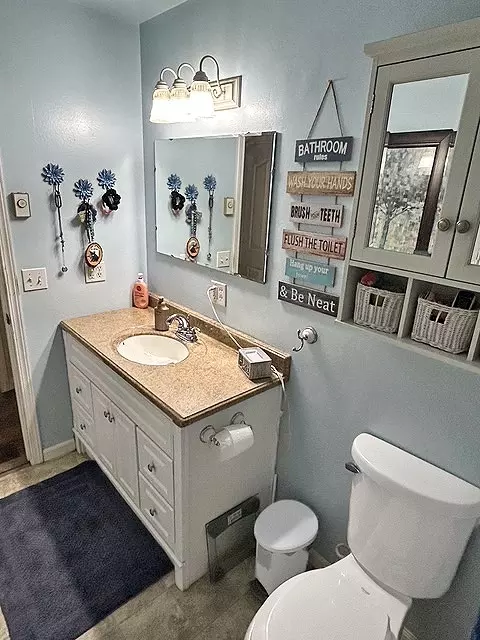 Bath - 1408 Idaho Ave, Libby, MT 59923 photo 2 of 4