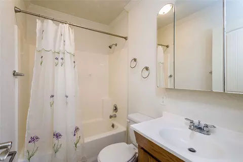 Bath - 802 4th Ave E, Polson, MT 59860 photo 2 of 3