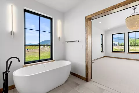 Bath - 404 Jefferson St, Kalispell, MT 59901 photo 2 of 10