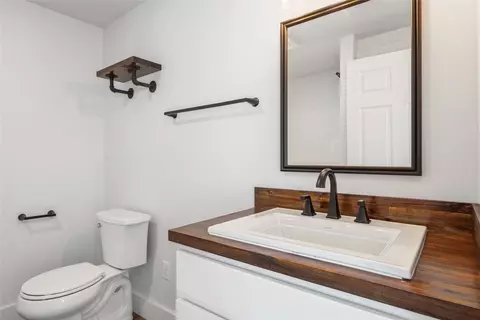 Bath - 207 S 3rd St, Hamilton, MT 59840 photo 3 of 7