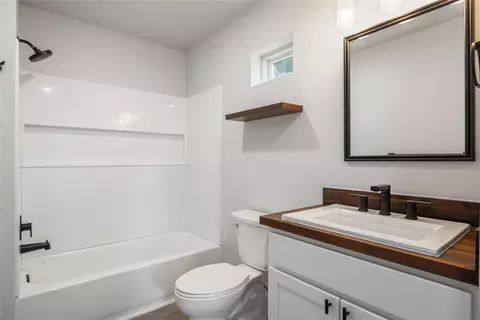 Bath - 207 S 3rd St, Hamilton, MT 59840 photo 6 of 7