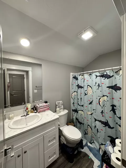 Bath - 8410 Applegate Dr, Helena, MT 59602 photo 2 of 7