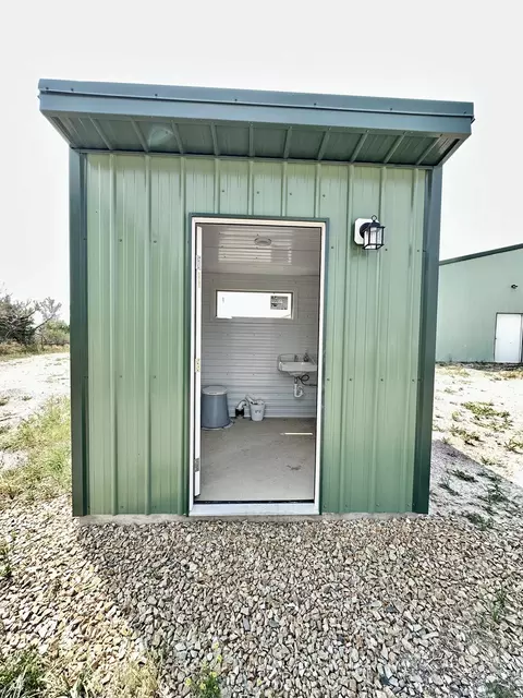 Bath - 8410 Applegate Dr, Helena, MT 59602 photo 1 of 7