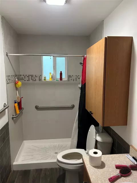 Bath - 701 13th Ave E, Polson, MT 59860 photo 1 of 2
