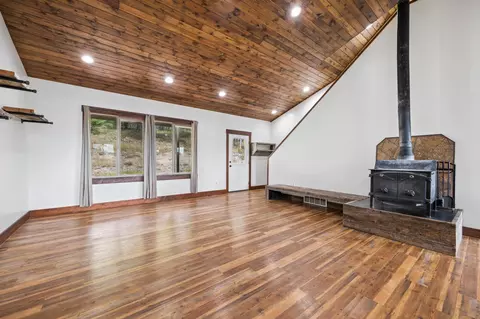 Living - 20689 Bower Ln, Proctor, MT 59929 photo 2 of 5