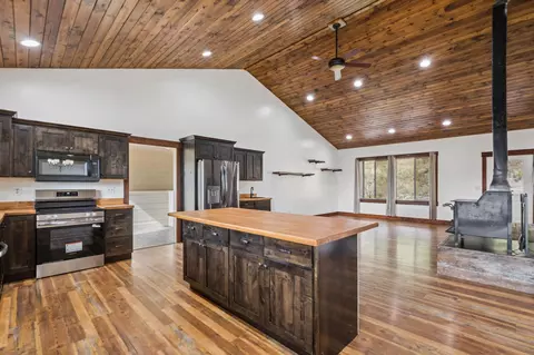 Kitchen - 20689 Bower Ln, Proctor, MT 59929 photo 2 of 4