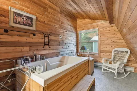 Bath - 532 Grayling Rd, Lakeside, MT 59922 photo 3 of 5