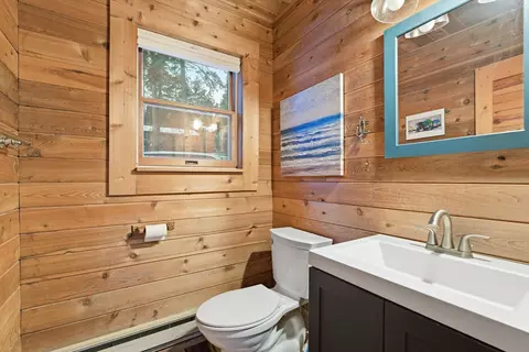 Bath - 532 Grayling Rd, Lakeside, MT 59922 photo 1 of 5