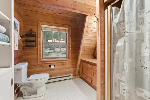 Bath - 532 Grayling Rd, Lakeside, MT 59922 photo 4 of 5