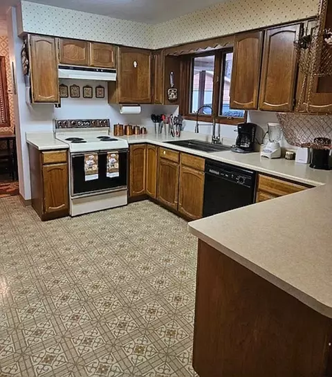 Kitchen - 250 Sunny Side Dr, Libby, MT 59923 photo 2 of 6