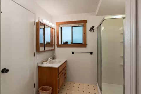 Bath - 4955 Foothill Rd, Bigfork, MT 59911 photo 2 of 2