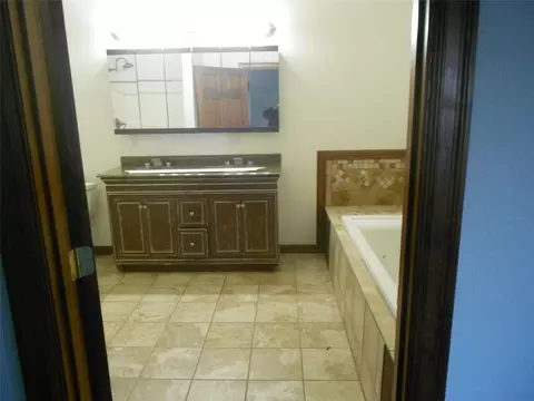 Bath - 529 W River Rd #E, Hamilton, MT 59840 photo 1 of 1