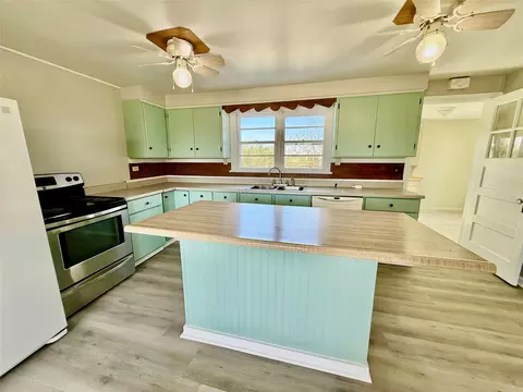 Kitchen - 15 Big Sky Pl, Cascade, MT 59421 photo 2 of 6