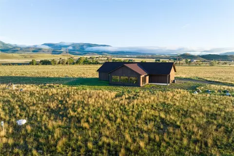 9 Golden Pony Trl, Emigrant, MT 59027