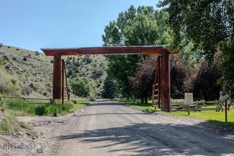 163 Deerhaven Road, Manhattan, MT 59741