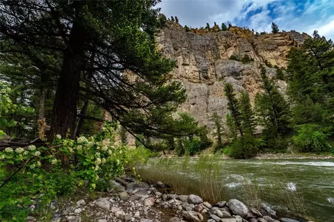 40 Cliff Manor Ln, Gallatin Gateway, MT 59730