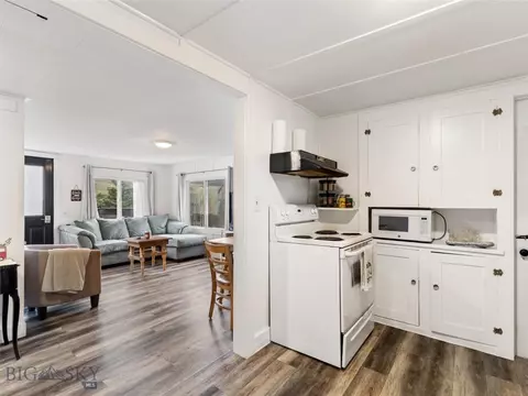 308 5th St W, Gardiner, MT 59030