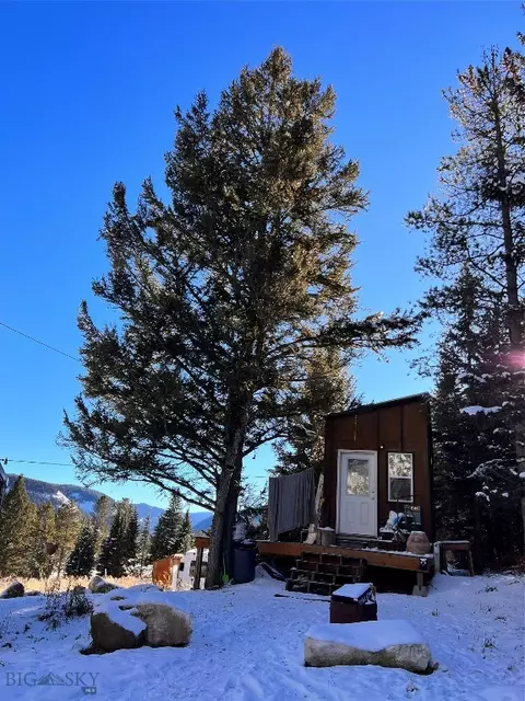 37299 Gallatin Rd, Gallatin Gateway, MT 59730