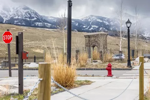 232 Park St, Gardiner, MT 59030