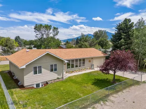 208 Spruce Ln, Livingston, MT 59047