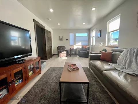 Living - 109 Cushing Rd, Manhattan, MT 59741 photo 3 of 7