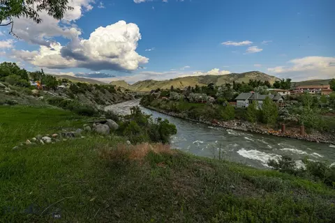 104 Vista St, Gardiner, MT 59030