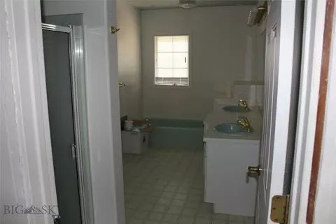 Bath - 509 Laknar, Dillon, MT 59725 photo 1 of 2