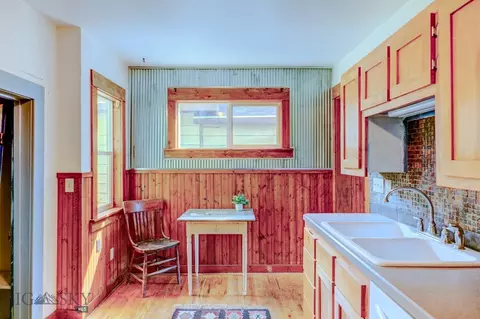 326 S 5th St, Livingston, MT 59047