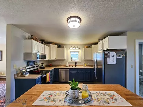 Kitchen - 508 E 4th Ave, Big Timber, MT 59011 photo 10 of 12