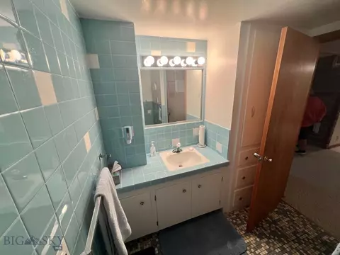 Bath - 805 E Orr St, Dillon, MT 59725 photo 4 of 7