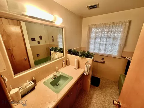Bath - 805 E Orr St, Dillon, MT 59725 photo 1 of 7