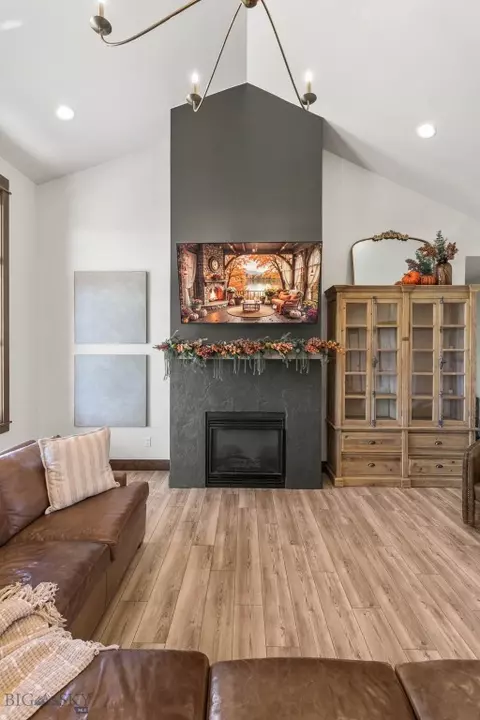 Living - 18 Oxbow Ln, Manhattan, MT 59741 photo 4 of 7