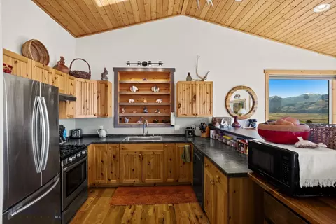 Kitchen - 18 Libra Dr, Emigrant, MT 59027 photo 3 of 6