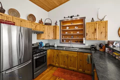 Kitchen - 18 Libra Dr, Emigrant, MT 59027 photo 4 of 6