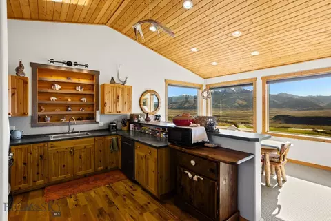 Kitchen - 18 Libra Dr, Emigrant, MT 59027 photo 2 of 6